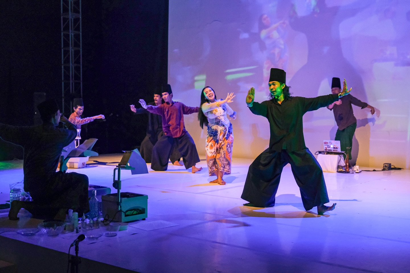 Selama 24 jam penuh, panggung performa•ARTJOG disulap menjadi ruang lintas waktu yang nyaris tan (12)