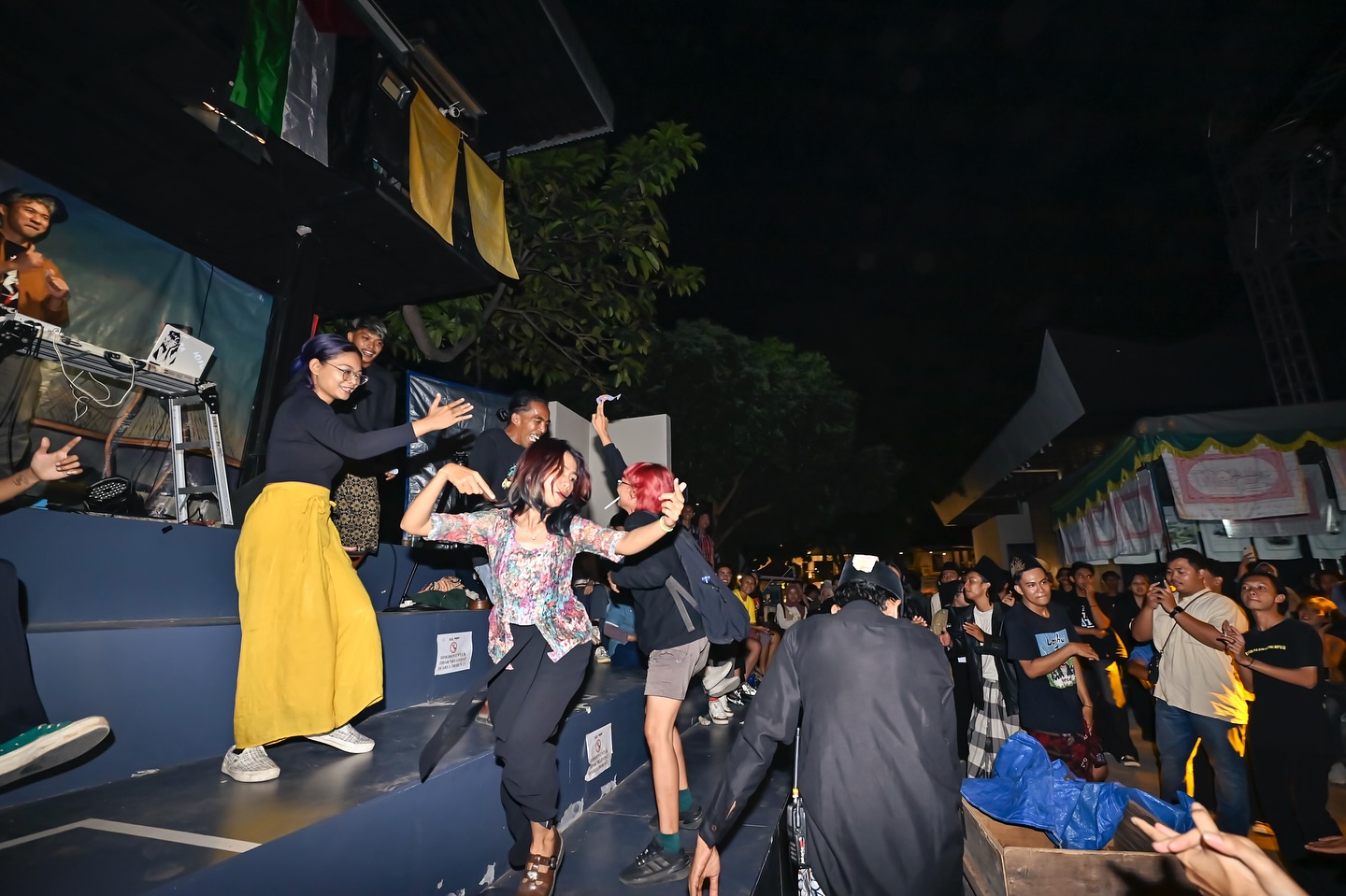 Selama 24 jam penuh, panggung performa•ARTJOG disulap menjadi ruang lintas waktu yang nyaris tan (13)