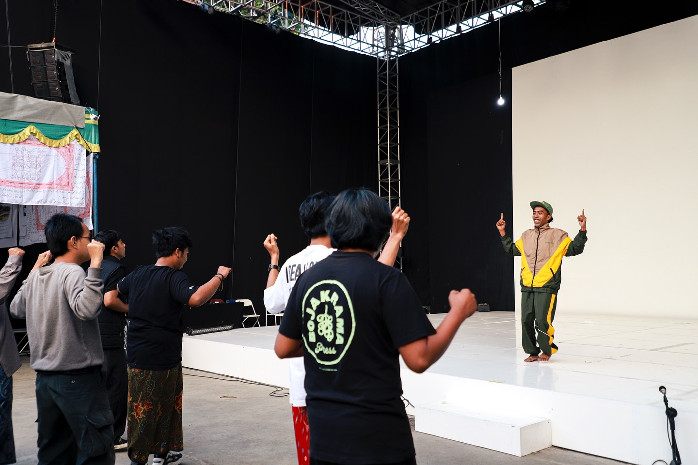Selama 24 jam penuh, panggung performa•ARTJOG disulap menjadi ruang lintas waktu yang nyaris tan (15)