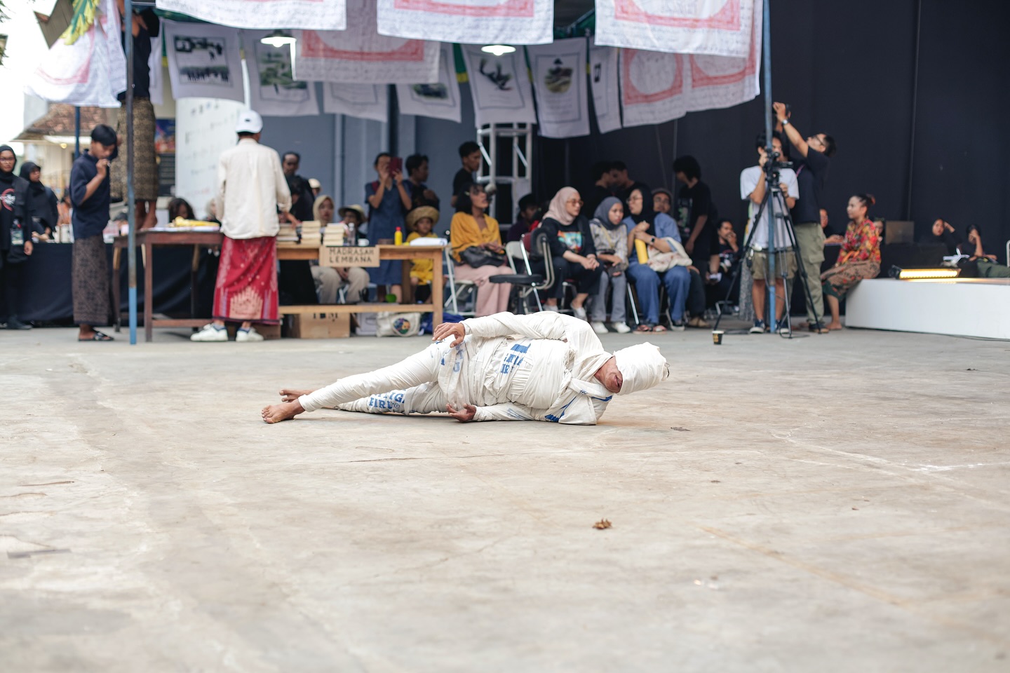 Selama 24 jam penuh, panggung performa•ARTJOG disulap menjadi ruang lintas waktu yang nyaris tan (17)