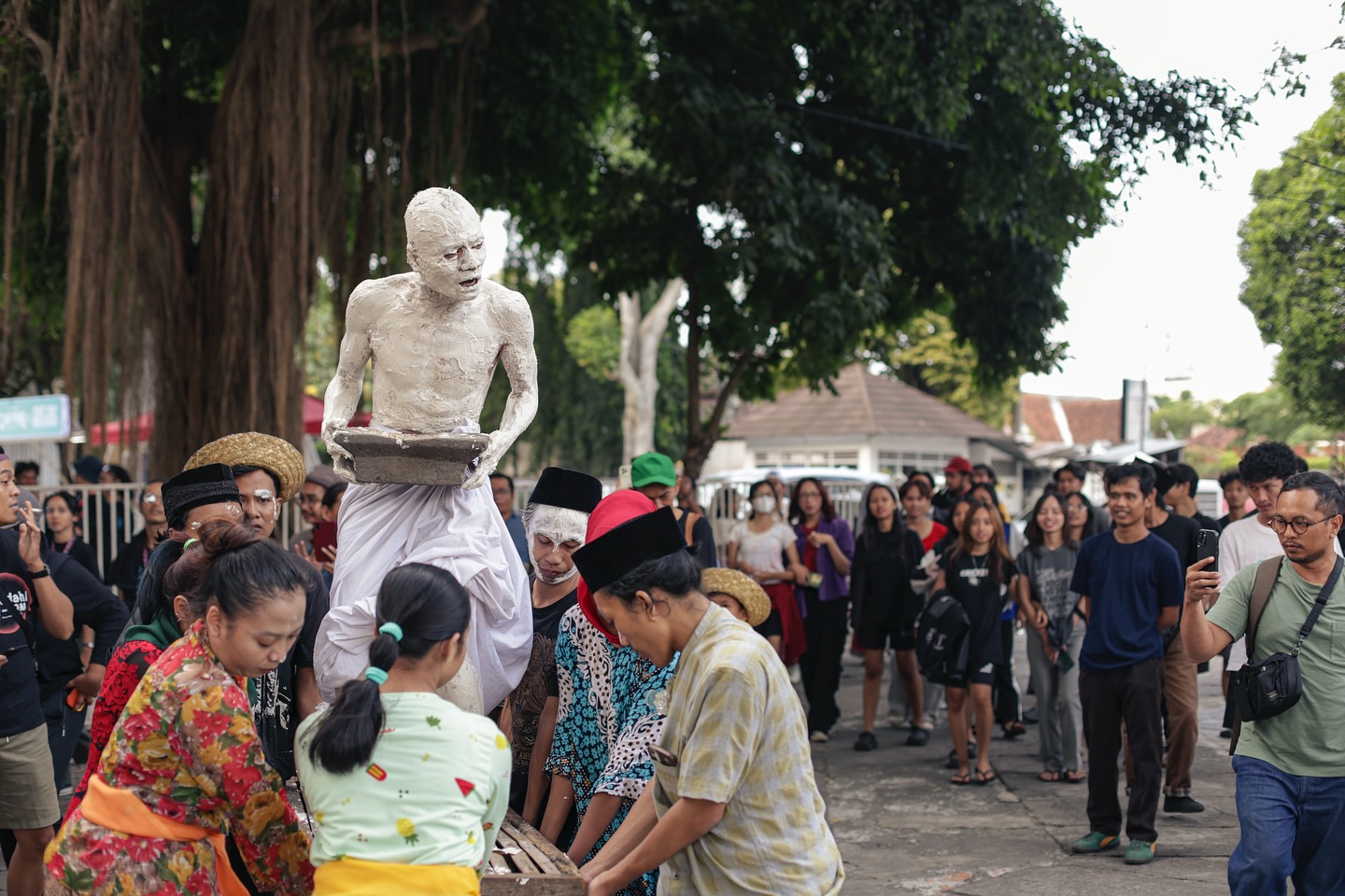 Selama 24 jam penuh, panggung performa•ARTJOG disulap menjadi ruang lintas waktu yang nyaris tan (19)