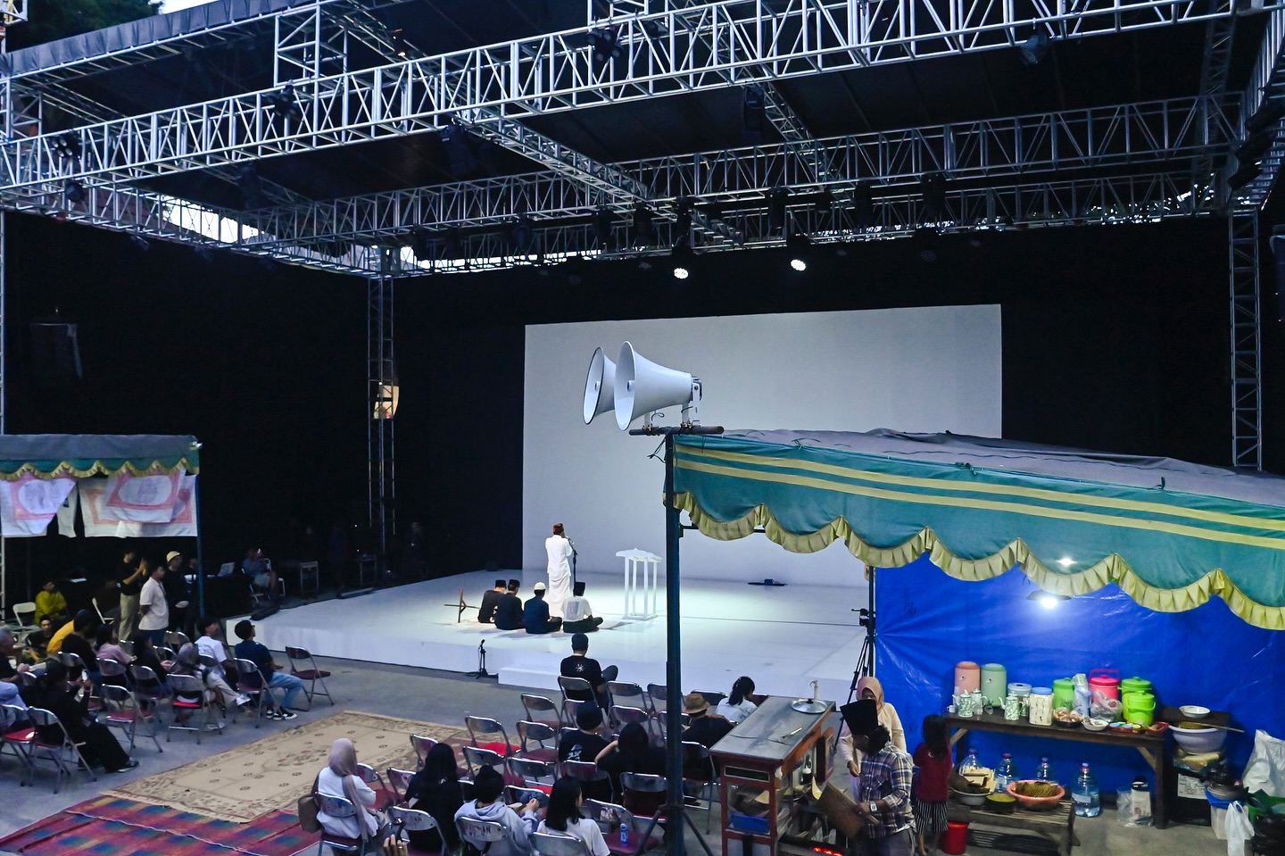 Selama 24 jam penuh, panggung performa•ARTJOG disulap menjadi ruang lintas waktu yang nyaris tan (3)